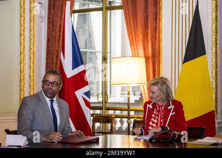 James Spencer astucieusement et la princesse Astrid de Belgique photographiés lors d'une rencontre avec le ministre d'État pour l'Europe et l'Amérique du Nord, au Bureau des affaires étrangères, du Commonwealth et du développement, le premier jour de la mission commerciale économique au Royaume-Uni, à Londres, le lundi 09 mai 2022. Avec plus de 400 participants, 214 entreprises et organisations et quatre jours d'activités dans la région du Grand Londres, cette mission est l'une des plus importantes jamais organisées par l'Agence belge du commerce extérieur. BELGA PHOTO POOL JASPER JACOBS Banque D'Images