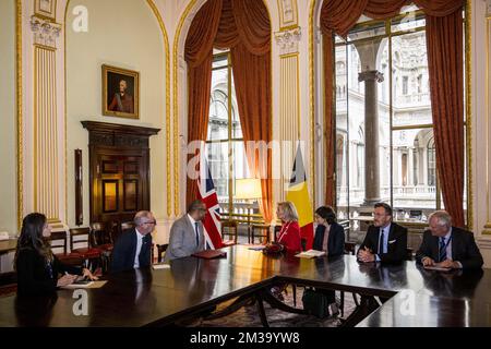 (Centre G-D) James Spencer intelligemment et la princesse Astrid de Belgique photographiés lors d'une rencontre avec le ministre d'État pour l'Europe et l'Amérique du Nord, au Bureau des affaires étrangères, du Commonwealth et du développement, le premier jour de la mission commerciale économique au Royaume-Uni, à Londres, le lundi 09 mai 2022. Avec plus de 400 participants, 214 entreprises et organisations et quatre jours d'activités dans la région du Grand Londres, cette mission est l'une des plus importantes jamais organisées par l'Agence belge du commerce extérieur. BELGA PHOTO POOL JASPER JACOBS Banque D'Images