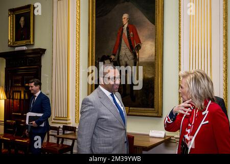 James Spencer astucieusement et la princesse Astrid de Belgique photographiés lors d'une rencontre avec le ministre d'État pour l'Europe et l'Amérique du Nord, au Bureau des affaires étrangères, du Commonwealth et du développement, le premier jour de la mission commerciale économique au Royaume-Uni, à Londres, le lundi 09 mai 2022. Avec plus de 400 participants, 214 entreprises et organisations et quatre jours d'activités dans la région du Grand Londres, cette mission est l'une des plus importantes jamais organisées par l'Agence belge du commerce extérieur. BELGA PHOTO POOL JASPER JACOBS Banque D'Images