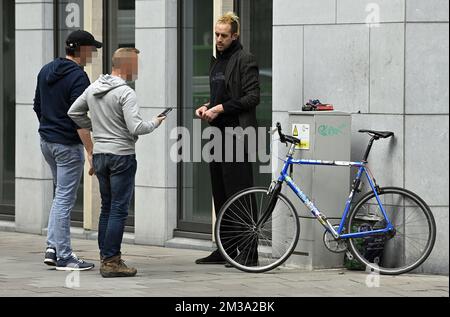 L'illustration montre que la police a arrêté un démonstrateur lors d'une "visite de travail" à Sint-Jans-Molenbeek - Molenbeek-Saint-Jean, par le politicien belge Vlaams Belang Dewinter et le politicien néerlandais Wilders (PVV) à Bruxelles, le vendredi 13 mai 2022. Le maire de Molenbeek, Moureaux, a interdit la visite, donc une autre voie sera empruntée. BELGA PHOTO ERIC LALMAND Banque D'Images