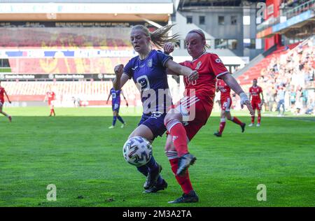 Nikee Van Dijk (20) of OHL and Silke Vanwynsberghe (21) of