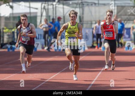 Dieter Bergs Belge, Rendel Vermeulen Belge et Niels Kerkhofs Belge photographiés en action pendant le championnat masculin 100m, au championnat d'athlétisme Flemisch, samedi 14 mai 2022 à Merksem. BELGA PHOTO MARIJN DE KEYZER Banque D'Images