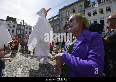 Blancs Moussis photographié lors d'un défilé folklorique de carnaval à Stavelot, dimanche 15 mai 2022. Le défilé remplace le Laetare de Stavelot qui se tient traditionnellement le dimanche de Laetare et est très connu pour ses 'Blancs Moussis', mettant en lumière des gens avec des confetti, vêtus d'un costume blanc avec capuche et un nez rouge pointu. BELGA PHOTO JOHN THYS Banque D'Images