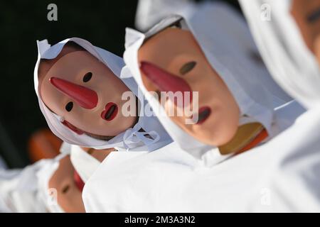 Blancs Moussis photographié lors d'un défilé folklorique de carnaval à Stavelot, dimanche 15 mai 2022. Le défilé remplace le Laetare de Stavelot qui se tient traditionnellement le dimanche de Laetare et est très connu pour ses 'Blancs Moussis', mettant en lumière des gens avec des confetti, vêtus d'un costume blanc avec capuche et un nez rouge pointu. BELGA PHOTO JOHN THYS Banque D'Images