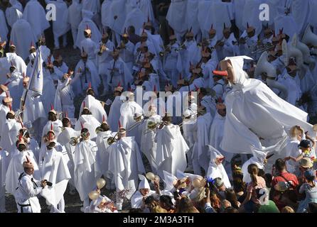 Blancs Moussis photographié lors d'un défilé folklorique de carnaval à Stavelot, dimanche 15 mai 2022. Le défilé remplace le Laetare de Stavelot qui se tient traditionnellement le dimanche de Laetare et est très connu pour ses 'Blancs Moussis', mettant en lumière des gens avec des confetti, vêtus d'un costume blanc avec capuche et un nez rouge pointu. BELGA PHOTO JOHN THYS Banque D'Images