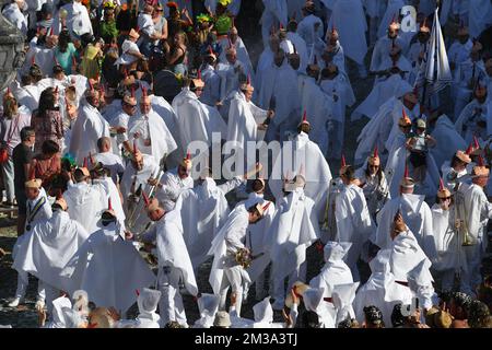 Blancs Moussis photographié lors d'un défilé folklorique de carnaval à Stavelot, dimanche 15 mai 2022. Le défilé remplace le Laetare de Stavelot qui se tient traditionnellement le dimanche de Laetare et est très connu pour ses 'Blancs Moussis', mettant en lumière des gens avec des confetti, vêtus d'un costume blanc avec capuche et un nez rouge pointu. BELGA PHOTO JOHN THYS Banque D'Images