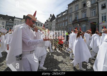 Blancs Moussis photographié lors d'un défilé folklorique de carnaval à Stavelot, dimanche 15 mai 2022. Le défilé remplace le Laetare de Stavelot qui se tient traditionnellement le dimanche de Laetare et est très connu pour ses 'Blancs Moussis', mettant en lumière des gens avec des confetti, vêtus d'un costume blanc avec capuche et un nez rouge pointu. BELGA PHOTO JOHN THYS Banque D'Images