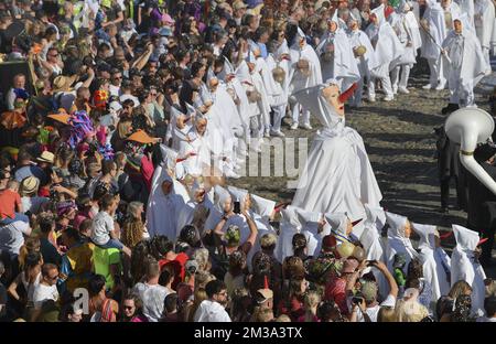 Blancs Moussis photographié lors d'un défilé folklorique de carnaval à Stavelot, dimanche 15 mai 2022. Le défilé remplace le Laetare de Stavelot qui se tient traditionnellement le dimanche de Laetare et est très connu pour ses 'Blancs Moussis', mettant en lumière des gens avec des confetti, vêtus d'un costume blanc avec capuche et un nez rouge pointu. BELGA PHOTO JOHN THYS Banque D'Images