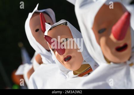 Blancs Moussis photographié lors d'un défilé folklorique de carnaval à Stavelot, dimanche 15 mai 2022. Le défilé remplace le Laetare de Stavelot qui se tient traditionnellement le dimanche de Laetare et est très connu pour ses 'Blancs Moussis', mettant en lumière des gens avec des confetti, vêtus d'un costume blanc avec capuche et un nez rouge pointu. BELGA PHOTO JOHN THYS Banque D'Images