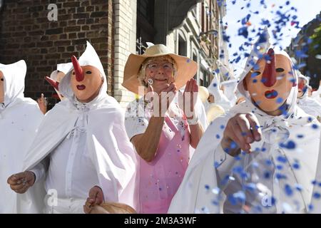 Blancs Moussis photographié lors d'un défilé folklorique de carnaval à Stavelot, dimanche 15 mai 2022. Le défilé remplace le Laetare de Stavelot qui se tient traditionnellement le dimanche de Laetare et est très connu pour ses 'Blancs Moussis', mettant en lumière des gens avec des confetti, vêtus d'un costume blanc avec capuche et un nez rouge pointu. BELGA PHOTO JOHN THYS Banque D'Images