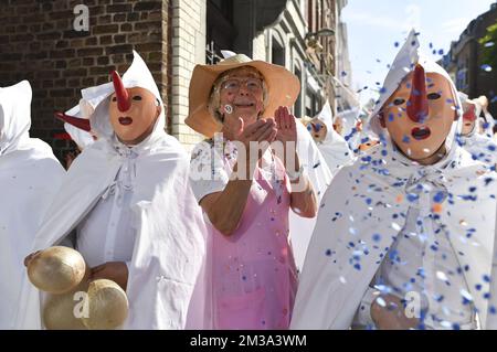 Blancs Moussis photographié lors d'un défilé folklorique de carnaval à Stavelot, dimanche 15 mai 2022. Le défilé remplace le Laetare de Stavelot qui se tient traditionnellement le dimanche de Laetare et est très connu pour ses 'Blancs Moussis', mettant en lumière des gens avec des confetti, vêtus d'un costume blanc avec capuche et un nez rouge pointu. BELGA PHOTO JOHN THYS Banque D'Images