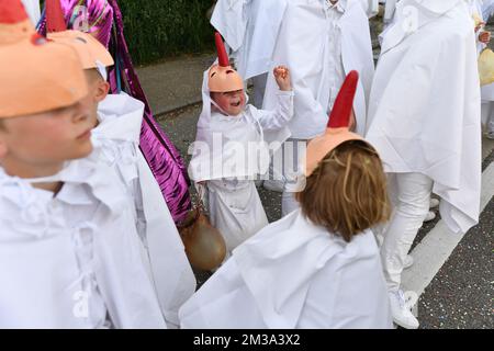 Blancs Moussis photographié lors d'un défilé folklorique de carnaval à Stavelot, dimanche 15 mai 2022. Le défilé remplace le Laetare de Stavelot qui se tient traditionnellement le dimanche de Laetare et est très connu pour ses 'Blancs Moussis', mettant en lumière des gens avec des confetti, vêtus d'un costume blanc avec capuche et un nez rouge pointu. BELGA PHOTO JOHN THYS Banque D'Images
