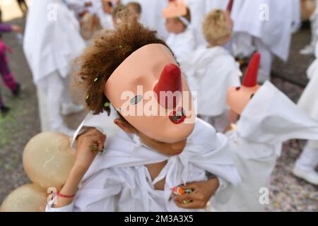 Blancs Moussis photographié lors d'un défilé folklorique de carnaval à Stavelot, dimanche 15 mai 2022. Le défilé remplace le Laetare de Stavelot qui se tient traditionnellement le dimanche de Laetare et est très connu pour ses 'Blancs Moussis', mettant en lumière des gens avec des confetti, vêtus d'un costume blanc avec capuche et un nez rouge pointu. BELGA PHOTO JOHN THYS Banque D'Images