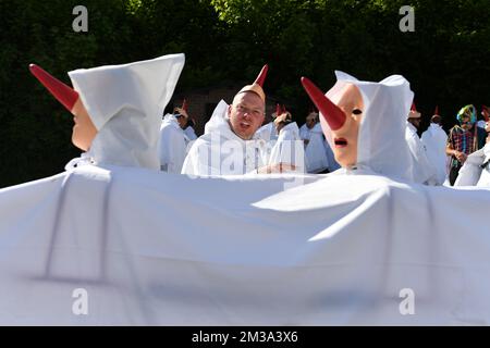 Blancs Moussis photographié lors d'un défilé folklorique de carnaval à Stavelot, dimanche 15 mai 2022. Le défilé remplace le Laetare de Stavelot qui se tient traditionnellement le dimanche de Laetare et est très connu pour ses 'Blancs Moussis', mettant en lumière des gens avec des confetti, vêtus d'un costume blanc avec capuche et un nez rouge pointu. BELGA PHOTO JOHN THYS Banque D'Images