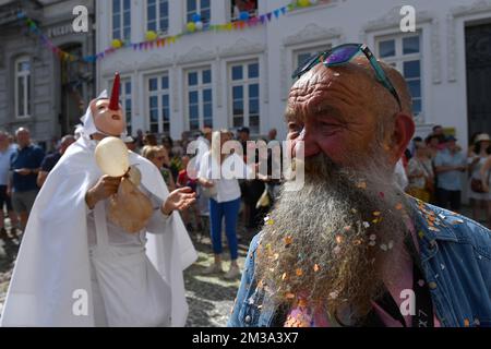 Blancs Moussis photographié lors d'un défilé folklorique de carnaval à Stavelot, dimanche 15 mai 2022. Le défilé remplace le Laetare de Stavelot qui se tient traditionnellement le dimanche de Laetare et est très connu pour ses 'Blancs Moussis', mettant en lumière des gens avec des confetti, vêtus d'un costume blanc avec capuche et un nez rouge pointu. BELGA PHOTO JOHN THYS Banque D'Images