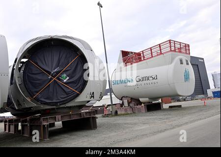 L'illustration montre le site de Siemens Gamesa lors du Sommet de la mer du Nord, avec le Danemark, l'Allemagne, les pays-Bas et la Belgique, dans le port d'Ejsberg, au Danemark, le mercredi 18 mai 2022. Les quatre chefs de gouvernement de Croo, Rutte, Scholz et Frederiksen signeront une déclaration dans laquelle ils s'engageront à lier structurellement leurs efforts d'énergie éolienne offshore les uns aux autres et à l'augmenter encore à 150 GW d'ici 2050. L'objectif est de faire de la mer du Nord la plus grande « centrale électrique » du monde. Pour faire l'Europe. BELGA PHOTO POOL PHILIP REYNAERS Banque D'Images