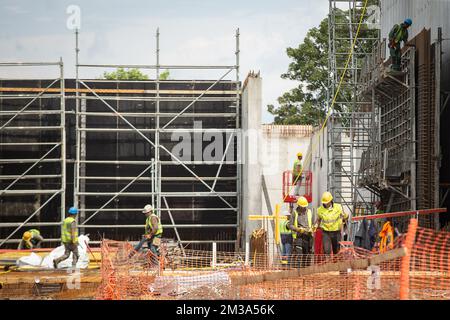 L'illustration montre la pose de la pierre de fondation pour le nouveau centre de trésorerie de la Banque nationale de Belgique, jeudi 19 mai 2022 à Zellik, Asse. Le centre de trésorerie de Zellik deviendra le centre logistique de la banque centrale pour la Belgique pour le stockage, le contrôle de qualité et la distribution des billets et pièces en euros. BELGA PHOTO JAMES ARTHUR GEKIERE Banque D'Images