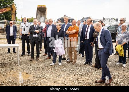 L'illustration montre la pose de la pierre de fondation pour le nouveau centre de trésorerie de la Banque nationale de Belgique, jeudi 19 mai 2022 à Zellik, Asse. Le centre de trésorerie de Zellik deviendra le centre logistique de la banque centrale pour la Belgique pour le stockage, le contrôle de qualité et la distribution des billets et pièces en euros. BELGA PHOTO JAMES ARTHUR GEKIERE Banque D'Images