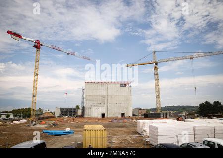 L'illustration montre la pose de la pierre de fondation pour le nouveau centre de trésorerie de la Banque nationale de Belgique, jeudi 19 mai 2022 à Zellik, Asse. Le centre de trésorerie de Zellik deviendra le centre logistique de la banque centrale pour la Belgique pour le stockage, le contrôle de qualité et la distribution des billets et pièces en euros. BELGA PHOTO JAMES ARTHUR GEKIERE Banque D'Images