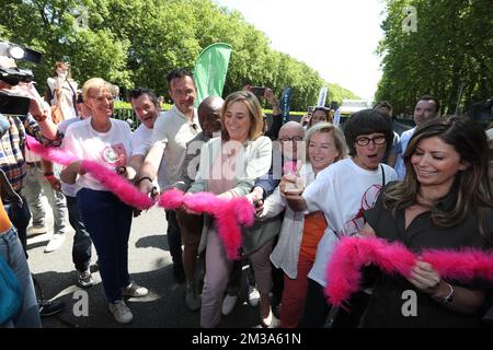 L'ouverture officielle du tunnel "tunnel Annie Cordy - Annie Cordytunnel" à Bruxelles le dimanche 22 mai 2022. Le tunnel a été rénové et rebaptisé après la chanteuse Annie Cordy, l'ancien nom de "Leopold II-tunnel" fait référence au roi belge responsable des atrocités commises dans l'ancienne colonie du Congo. BELGA PHOTO NICOLAS MATERLINCK Banque D'Images