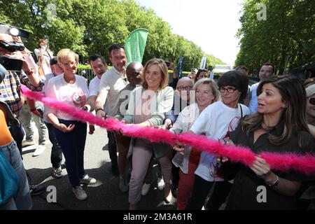 L'ouverture officielle du tunnel "tunnel Annie Cordy - Annie Cordytunnel" à Bruxelles le dimanche 22 mai 2022. Le tunnel a été rénové et rebaptisé après la chanteuse Annie Cordy, l'ancien nom de "Leopold II-tunnel" fait référence au roi belge responsable des atrocités commises dans l'ancienne colonie du Congo. BELGA PHOTO NICOLAS MATERLINCK Banque D'Images