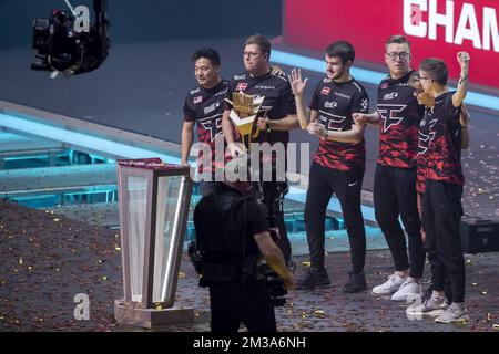 Finn 'karrigan' Andersen, du Danemark, et ses coéquipiers de Faze Clan célèbrent après avoir remporté la finale du Championnat du monde du jeu de tir de la première personne contre-grève-offensive globale, dimanche 22 mai 2022 à Anvers. BELGA PHOTO KRISTOF VAN ACCOM Banque D'Images