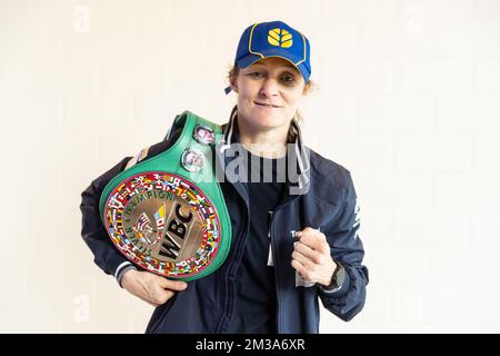 Belge Delfine persoon pose pour le photographe lors d'une conférence de presse de boxer persoon, à Electro Steen, à Zedelgem, le lundi 23 mai 2022. Le week-end dernier, persoon a gagné son combat contre Mekhaled, à Abu Dhabi, aux Émirats arabes Unis. BELGA PHOTO JAMES ARTHUR GEKIERE Banque D'Images