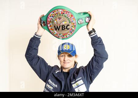 Belge Delfine persoon pose pour le photographe lors d'une conférence de presse de boxer persoon, à Electro Steen, à Zedelgem, le lundi 23 mai 2022. Le week-end dernier, persoon a gagné son combat contre Mekhaled, à Abu Dhabi, aux Émirats arabes Unis. BELGA PHOTO JAMES ARTHUR GEKIERE Banque D'Images