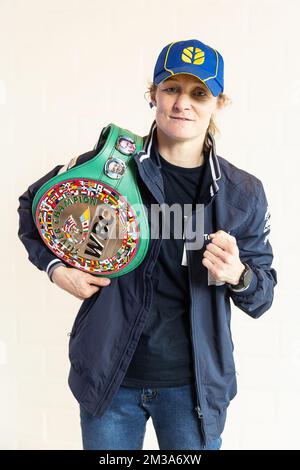 Belge Delfine persoon pose pour le photographe lors d'une conférence de presse de boxer persoon, à Electro Steen, à Zedelgem, le lundi 23 mai 2022. Le week-end dernier, persoon a gagné son combat contre Mekhaled, à Abu Dhabi, aux Émirats arabes Unis. BELGA PHOTO JAMES ARTHUR GEKIERE Banque D'Images