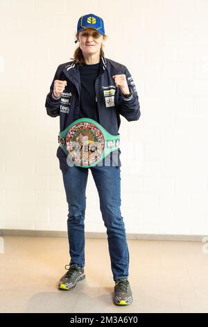 Belge Delfine persoon pose pour le photographe lors d'une conférence de presse de boxer persoon, à Electro Steen, à Zedelgem, le lundi 23 mai 2022. Le week-end dernier, persoon a gagné son combat contre Mekhaled, à Abu Dhabi, aux Émirats arabes Unis. BELGA PHOTO JAMES ARTHUR GEKIERE Banque D'Images