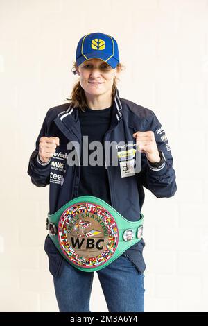 Belge Delfine persoon pose pour le photographe lors d'une conférence de presse de boxer persoon, à Electro Steen, à Zedelgem, le lundi 23 mai 2022. Le week-end dernier, persoon a gagné son combat contre Mekhaled, à Abu Dhabi, aux Émirats arabes Unis. BELGA PHOTO JAMES ARTHUR GEKIERE Banque D'Images