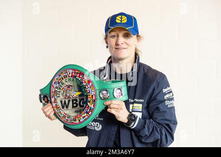 Belge Delfine persoon pose pour le photographe lors d'une conférence de presse de boxer persoon, à Electro Steen, à Zedelgem, le lundi 23 mai 2022. Le week-end dernier, persoon a gagné son combat contre Mekhaled, à Abu Dhabi, aux Émirats arabes Unis. BELGA PHOTO JAMES ARTHUR GEKIERE Banque D'Images