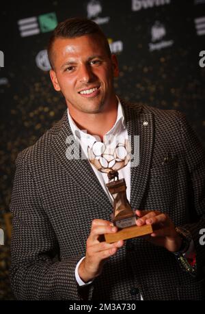 Anthony Moris, gardien de but de l'Union, pose au photographe le trophée « feuille blanche » lors des Pro League Awards 2022, pour les meilleurs joueurs des première (1A) et deuxième (1B) divisions des championnats de football belges, lundi 23 mai 2022 à Bruxelles. BELGA PHOTO VIRGINIE LEFOUR Banque D'Images