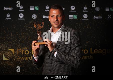 Anthony Moris, gardien de but de l'Union, pose au photographe le trophée « feuille blanche » lors des Pro League Awards 2022, pour les meilleurs joueurs des première (1A) et deuxième (1B) divisions des championnats de football belges, lundi 23 mai 2022 à Bruxelles. BELGA PHOTO VIRGINIE LEFOUR Banque D'Images