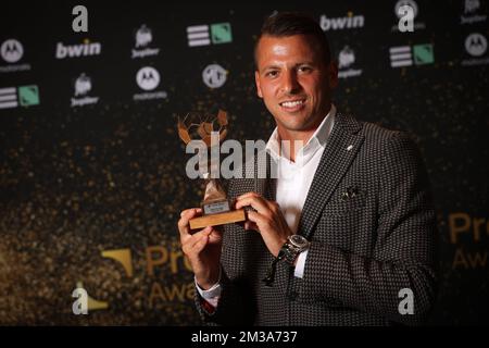 Anthony Moris, gardien de but de l'Union, pose au photographe le trophée « feuille blanche » lors des Pro League Awards 2022, pour les meilleurs joueurs des première (1A) et deuxième (1B) divisions des championnats de football belges, lundi 23 mai 2022 à Bruxelles. BELGA PHOTO VIRGINIE LEFOUR Banque D'Images