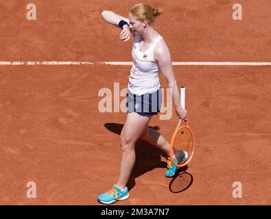 Le Belge Alison Van Uytvanck a l'air abattu lors d'un match de tennis entre le Belge Van Uytvanck et l'American Gauff, lors du deuxième tour du tournoi de singles féminin, au tournoi de tennis Roland Garros French Open, à Paris, en France, le mercredi 25 mai 2022. Le tournoi de cette année a lieu du 22 mai au 5 juin. BELGA PHOTO BENOIT DOPPAGNE Banque D'Images