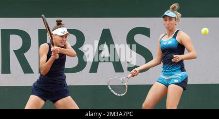 Veronika Kudermetova russe et Elise Mertens Belge photographiés lors d'un match de tennis entre Mertens-Kudermetova de la paire franco-russe Mertens-Kudermetova contre Martic-Rogers, lors du premier tour du tournoi de double féminin, au tournoi de tennis Roland Garros French Open, à Paris, en France, le mercredi 25 mai 2022. Le tournoi de cette année a lieu du 22 mai au 5 juin. BELGA PHOTO BENOIT DOPPAGNE Banque D'Images