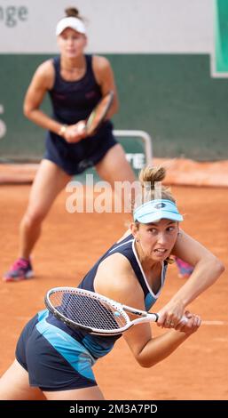 Veronika Kudermetova russe et Elise Mertens Belge photographiés lors d'un match de tennis entre Mertens-Kudermetova de la paire franco-russe Mertens-Kudermetova contre Martic-Rogers, lors du premier tour du tournoi de double féminin, au tournoi de tennis Roland Garros French Open, à Paris, en France, le mercredi 25 mai 2022. Le tournoi de cette année a lieu du 22 mai au 5 juin. BELGA PHOTO BENOIT DOPPAGNE Banque D'Images