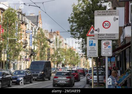 Un panneau de signalisation annonce un nouveau système de caméra de vitesse de contrôle de section sur le Gentsesteenweg - Chaussee de Gand, à la Schweizerplein - place Schweitzer, à Sint-Agatha-Berchem - Berchem-Sainte-Agathe, Bruxelles, le vendredi 27 mai 2022. L'appareil vérifie le respect de la limite de vitesse de 30 km/h sur cette route dans les deux directions (vers la ville et vers la périphérie) entre l'avenue de Sellier de Moranville et la place Schweitzer. BELGA PHOTO NICOLAS MATERLINCK Banque D'Images