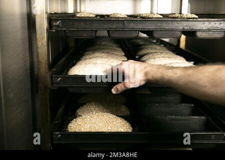 L'illustration montre des pains préparés à l'atelier de la boulangerie 'Bakkerij Bossuyt' à Dilbeek, dans la nuit du vendredi au samedi 27 mai 2022. En raison de la crise économique actuelle qui a suivi l'invasion russe en Ukraine qui a succédé à deux années de blocage du virus Corona, les boulangers sont confrontés à la hausse des coûts des ressources de boulangerie telles que la farine de blé et les factures d'énergie élevées. BELGA PHOTO HATIM KAGHAT Banque D'Images