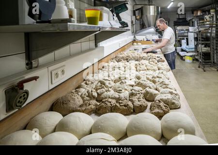 L'illustration montre des pains préparés à l'atelier de la boulangerie 'Bakkerij Bossuyt' à Dilbeek, dans la nuit du vendredi au samedi 27 mai 2022. En raison de la crise économique actuelle qui a suivi l'invasion russe en Ukraine qui a succédé à deux années de blocage du virus Corona, les boulangers sont confrontés à la hausse des coûts des ressources de boulangerie telles que la farine de blé et les factures d'énergie élevées. BELGA PHOTO HATIM KAGHAT Banque D'Images