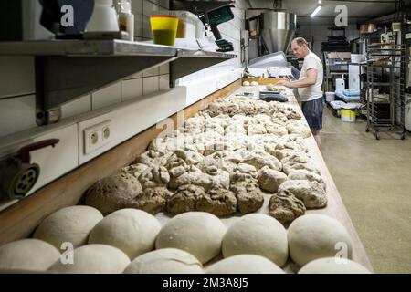L'illustration montre des pains préparés à l'atelier de la boulangerie 'Bakkerij Bossuyt' à Dilbeek, dans la nuit du vendredi au samedi 27 mai 2022. En raison de la crise économique actuelle qui a suivi l'invasion russe en Ukraine qui a succédé à deux années de blocage du virus Corona, les boulangers sont confrontés à la hausse des coûts des ressources de boulangerie telles que la farine de blé et les factures d'énergie élevées. BELGA PHOTO HATIM KAGHAT Banque D'Images
