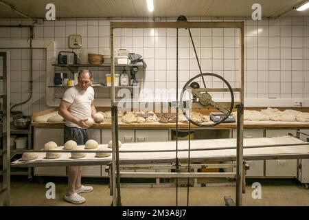 L'illustration montre des pains préparés à l'atelier de la boulangerie 'Bakkerij Bossuyt' à Dilbeek, dans la nuit du vendredi au samedi 27 mai 2022. En raison de la crise économique actuelle qui a suivi l'invasion russe en Ukraine qui a succédé à deux années de blocage du virus Corona, les boulangers sont confrontés à la hausse des coûts des ressources de boulangerie telles que la farine de blé et les factures d'énergie élevées. BELGA PHOTO HATIM KAGHAT Banque D'Images