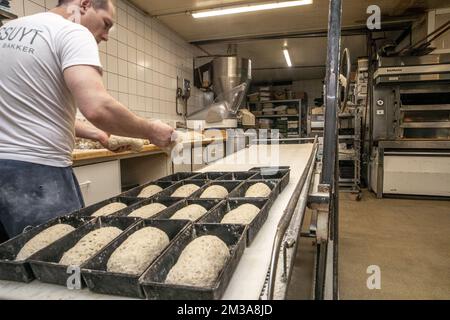 L'illustration montre des pains préparés à l'atelier de la boulangerie 'Bakkerij Bossuyt' à Dilbeek, dans la nuit du vendredi au samedi 27 mai 2022. En raison de la crise économique actuelle qui a suivi l'invasion russe en Ukraine qui a succédé à deux années de blocage du virus Corona, les boulangers sont confrontés à la hausse des coûts des ressources de boulangerie telles que la farine de blé et les factures d'énergie élevées. BELGA PHOTO HATIM KAGHAT Banque D'Images