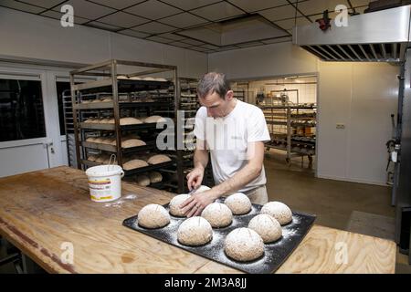 L'illustration montre des pains préparés à l'atelier de la boulangerie 'Bakkerij Bossuyt' à Dilbeek, dans la nuit du vendredi au samedi 27 mai 2022. En raison de la crise économique actuelle qui a suivi l'invasion russe en Ukraine qui a succédé à deux années de blocage du virus Corona, les boulangers sont confrontés à la hausse des coûts des ressources de boulangerie telles que la farine de blé et les factures d'énergie élevées. BELGA PHOTO HATIM KAGHAT Banque D'Images