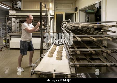 L'illustration montre des pains préparés à l'atelier de la boulangerie 'Bakkerij Bossuyt' à Dilbeek, dans la nuit du vendredi au samedi 27 mai 2022. En raison de la crise économique actuelle qui a suivi l'invasion russe en Ukraine qui a succédé à deux années de blocage du virus Corona, les boulangers sont confrontés à la hausse des coûts des ressources de boulangerie telles que la farine de blé et les factures d'énergie élevées. BELGA PHOTO HATIM KAGHAT Banque D'Images