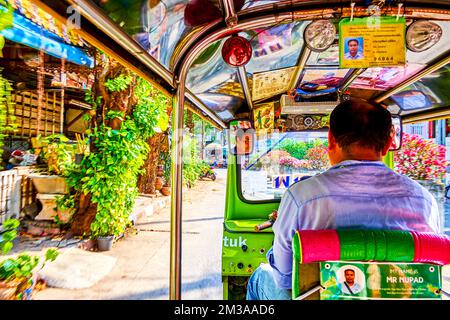 BANGKOK, THAÏLANDE - 23 AVRIL 2019 : taxi tuk tuk dans les rues étroites de Bangkok, sur 23 avril à Bangkok, Thaïlande Banque D'Images