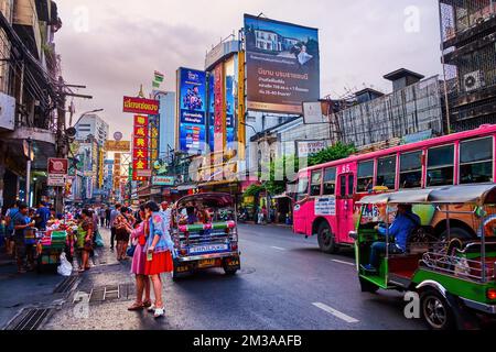 BANGKOK, THAÏLANDE - 23 AVRIL 2019 : la vie nocturne dans la route animée de Yaowarat pendant le marché nocturne de Chinatown, sur 23 avril à Bangkok, Thaïlande Banque D'Images