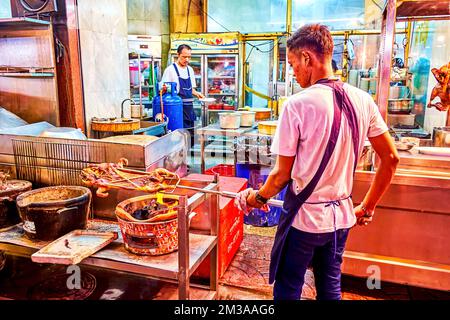 BANGKOK, THAÏLANDE - 23 AVRIL 2019 : rôti de canard de pékin dans la cuisine extérieure du restaurant chinois local à Chinatown, sur 23 avril à Bangkok, en thaï Banque D'Images