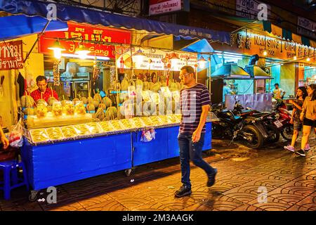 BANGKOK, THAÏLANDE - 23 AVRIL 2019 : la boîte de fruits avec des fruits frais duriens sur le marché nocturne de Chinatown, sur 23 avril à Bangkok, Thaïlande Banque D'Images